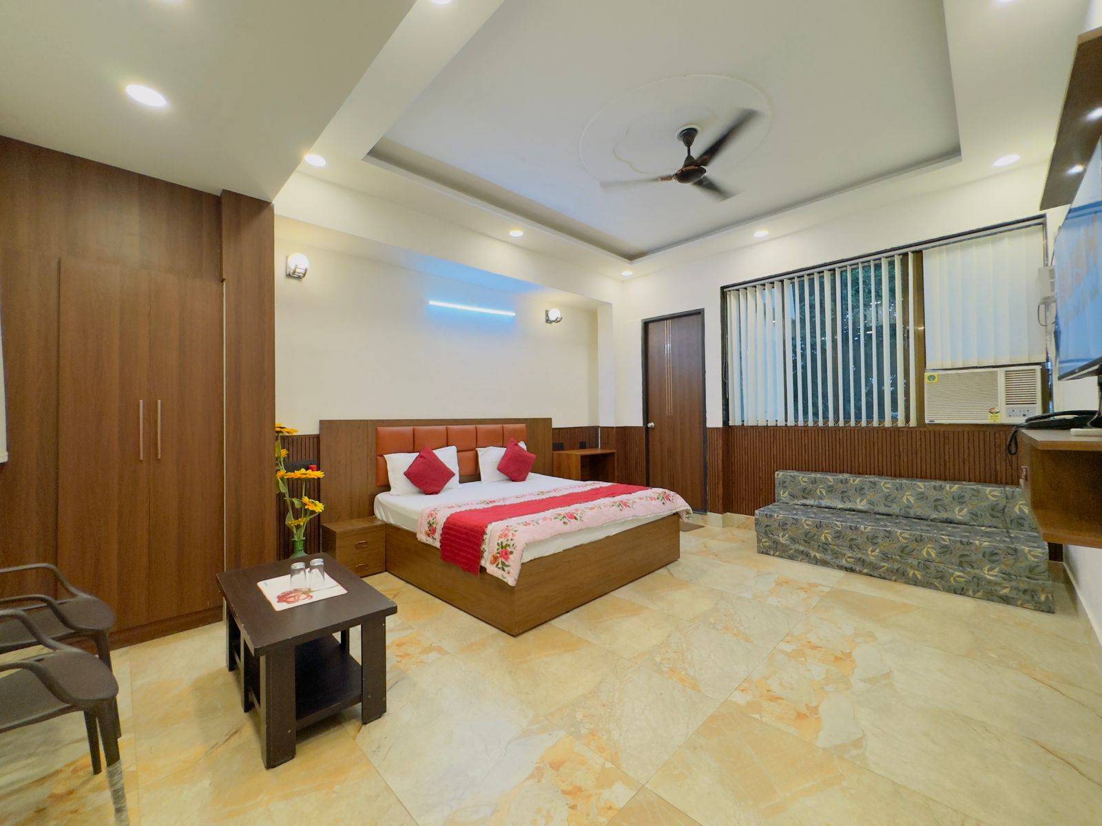 deluxe double bed room hotel in ayodhya